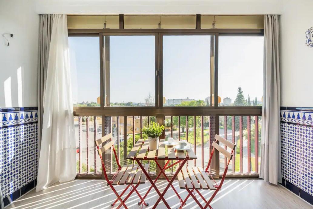 Apartamento Amplio Con 4 Habitaciones Y 2 Banos - Great Apartment With 4 Rooms - 2 Baths Sevilla Exterior foto
